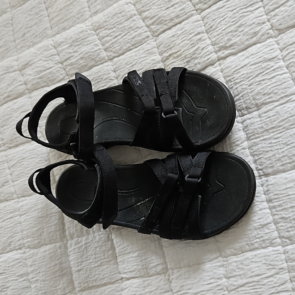 Black hiking sandals size 11.